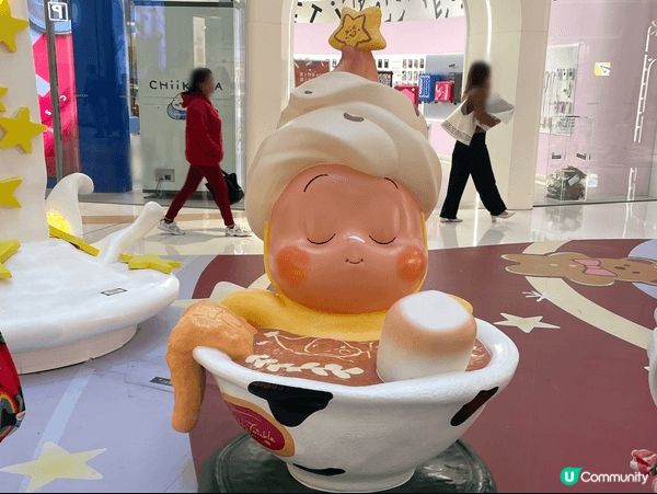 最近旺角Moko為慶祝今個聖誕，以星星人為主題，中庭放置咗多...