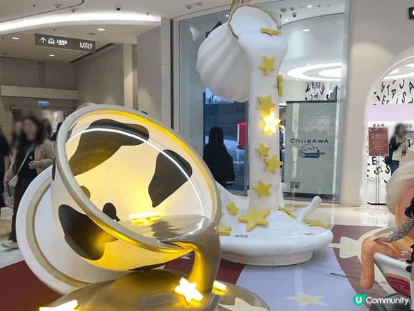 最近旺角Moko為慶祝今個聖誕，以星星人為主題，中庭放置咗多...