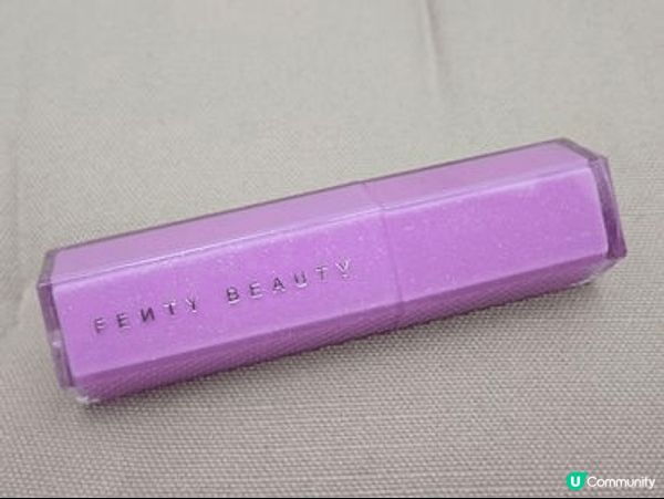 Fenty Beauty星塵炸彈水光唇膏柔滑而不黏膩，採用乳...