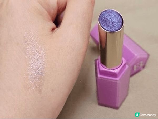 Fenty Beauty星塵炸彈水光唇膏柔滑而不黏膩，採用乳...
