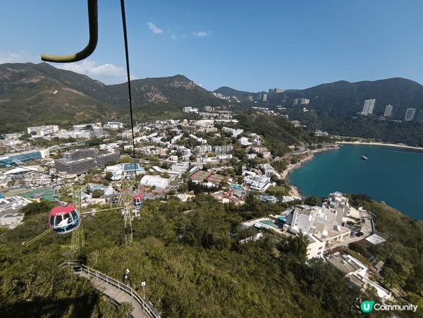 第一张是在香港海洋公园坐缆车的时候拍的，可以看到非常美的海景...