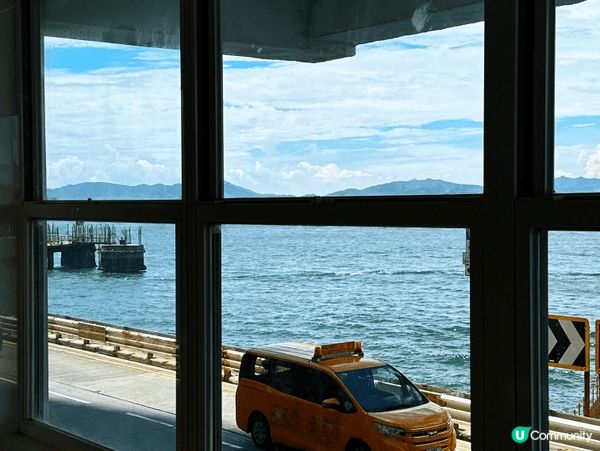 第一张是在香港海洋公园坐缆车的时候拍的，可以看到非常美的海景...