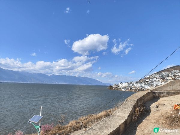 洱海是雲南第二大高原淡水湖，形狀像人耳而得名，又是大理「風花...