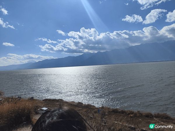 洱海是雲南第二大高原淡水湖，形狀像人耳而得名，又是大理「風花...