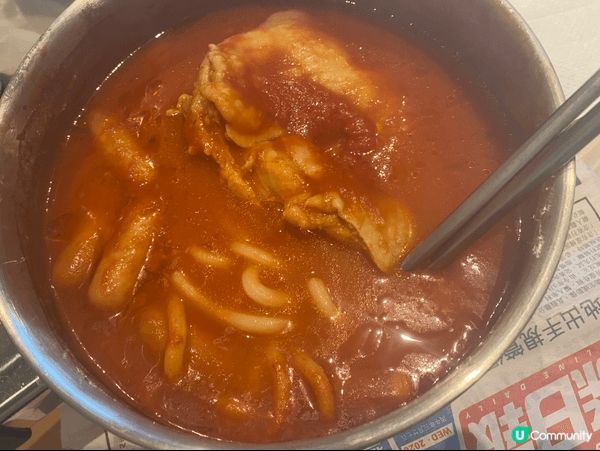 這款「番茄濃湯雞扒腸仔烏冬」湯底醇厚酸甜，配上吸滿湯汁的煙韌...