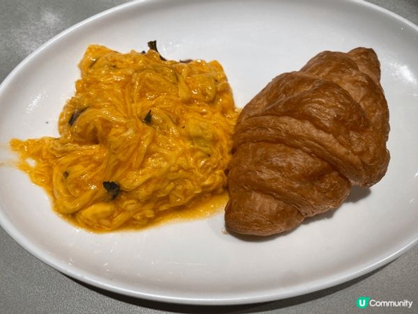 這款「番茄濃湯雞扒腸仔烏冬」湯底醇厚酸甜，配上吸滿湯汁的煙韌...