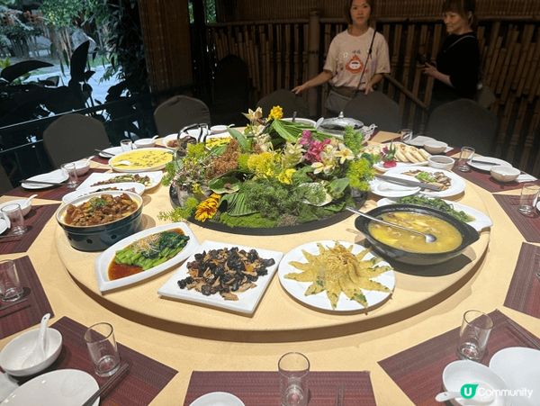 分別在香港及雲南，第一張相是我去了雲南其中一個咖啡中原來體驗...