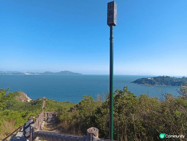 長洲是香港著名離島，融合漁村風情與度假氣息，可在沙灘漫步、登...
