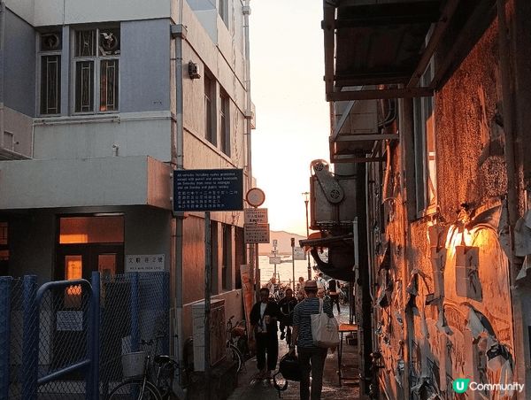 長洲是香港著名離島，融合漁村風情與度假氣息，可在沙灘漫步、登...