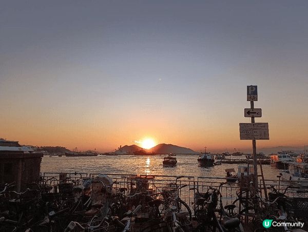 長洲是香港著名離島，融合漁村風情與度假氣息，可在沙灘漫步、登...