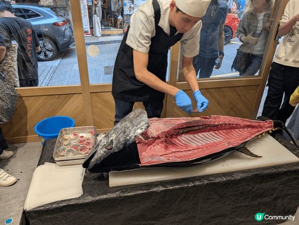 位於中環的魚屋，客人可以親眼目睹日藉水產專家操刀表演吞拿魚解...