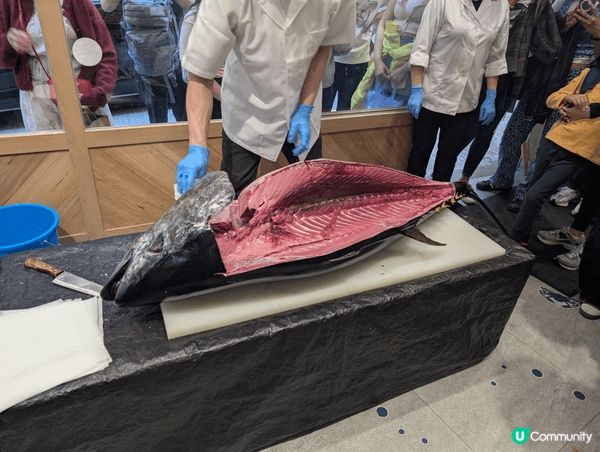 位於中環的魚屋，客人可以親眼目睹日藉水產專家操刀表演吞拿魚解...