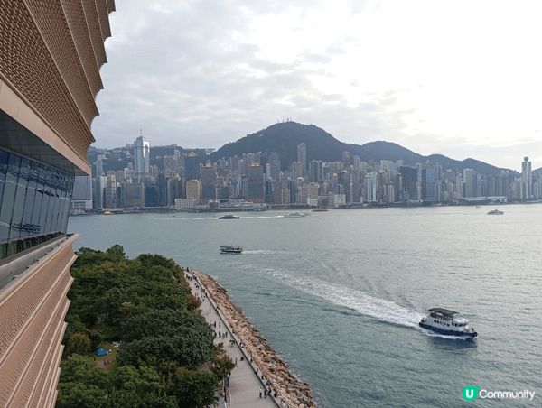 現在爆紅的香港故宮博物館，值得一遊，沒有預約導賞，職員也有很...