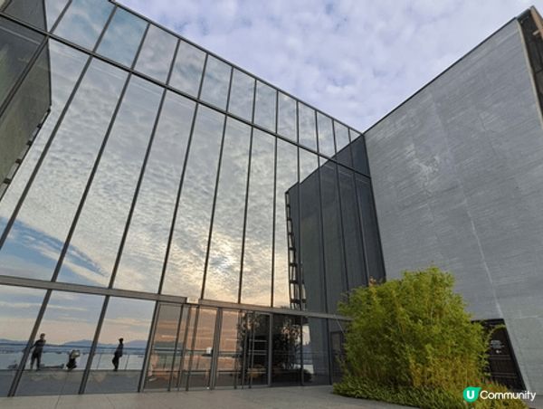 現在爆紅的香港故宮博物館，值得一遊，沒有預約導賞，職員也有很...