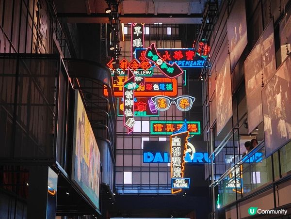 這是香港歷史博物館，位於九龍尖沙咀東部，是一座綜合性現代化博...