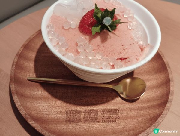 在黃埔花園9期的聰嫂私房甜品，叫了4款甜品：士多啤梨冰豆腐花...