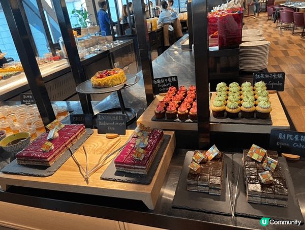 環境十分之優美，食物種類很齊全，特別作位一名甜品愛好者，甜甜...