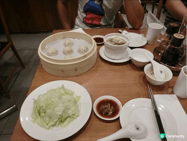 這間是台灣很出名的鼎泰豐一家以麵食生產銷售為主的連鎖餐廳，以...