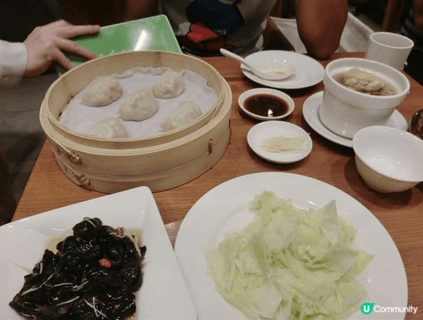 這間是台灣很出名的鼎泰豐一家以麵食生產銷售為主的連鎖餐廳，以...