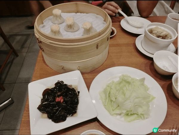 這間是台灣很出名的鼎泰豐一家以麵食生產銷售為主的連鎖餐廳，以...