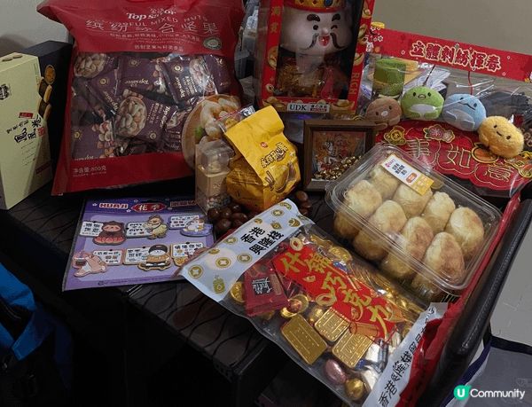 上圖片有賀年嘅雜錦曲奇禮盒、賀年醒獅圖案糖果禮盒、賜神爺零食...