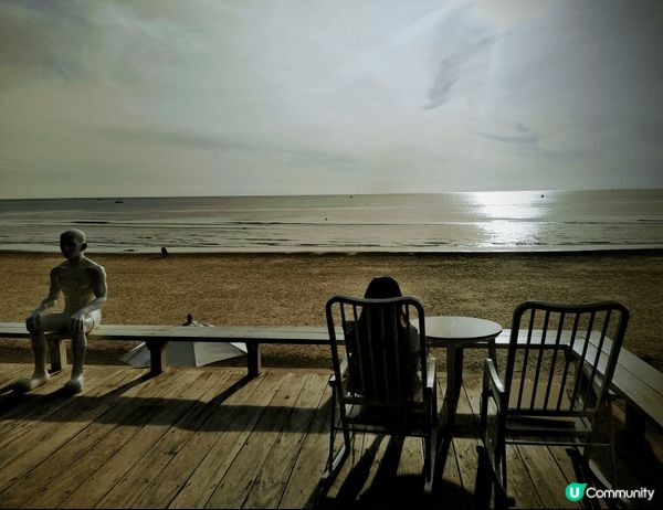 華欣的度假村，是種進退皆宜的悠長呼吸。清晨在無邊際泳池與椰影...