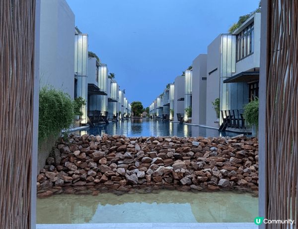 華欣的度假村，是種進退皆宜的悠長呼吸。清晨在無邊際泳池與椰影...