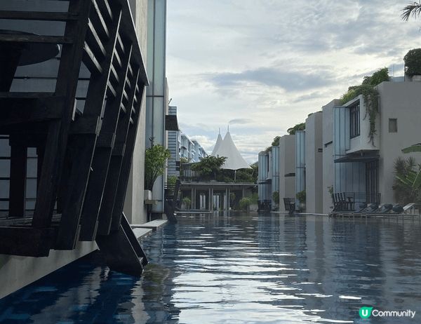 華欣的度假村，是種進退皆宜的悠長呼吸。清晨在無邊際泳池與椰影...