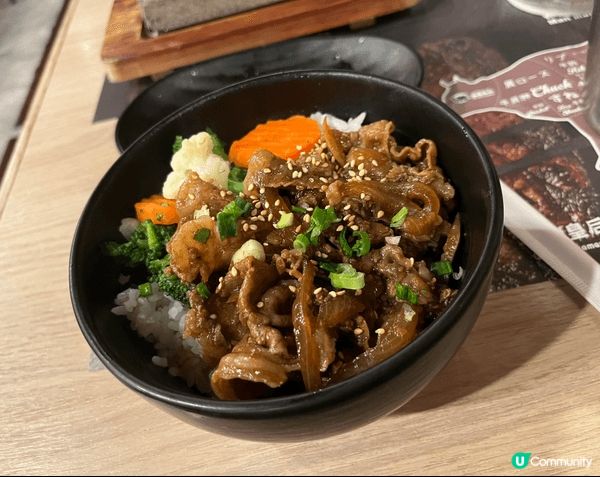 野菜牛丼配鹽味薯條， 熱石牛肩胛肉配鮮魷， 凍飲， 好豐盛的...