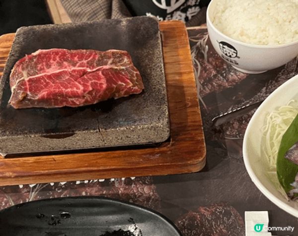 野菜牛丼配鹽味薯條， 熱石牛肩胛肉配鮮魷， 凍飲， 好豐盛的...