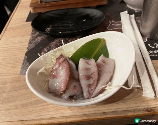 野菜牛丼配鹽味薯條， 熱石牛肩胛肉配鮮魷， 凍飲， 好豐盛的...