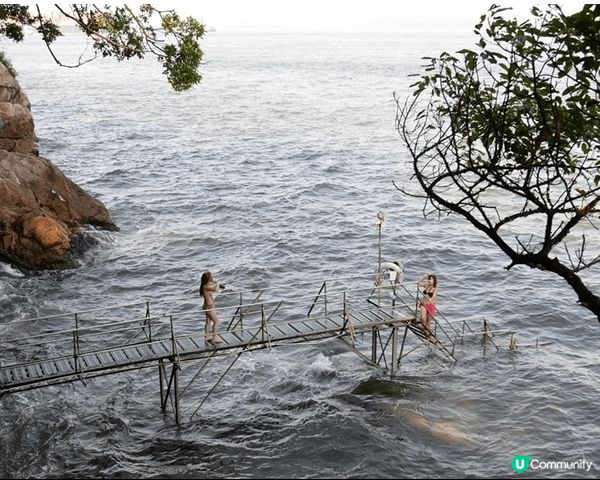 📸 我嘅夏日打卡相一定係去咗西環泳棚！黃昏時分，海面被夕陽染...