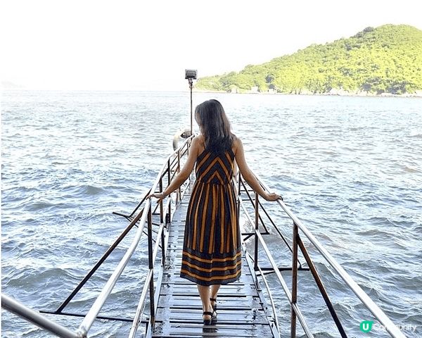📸 我嘅夏日打卡相一定係去咗西環泳棚！黃昏時分，海面被夕陽染...
