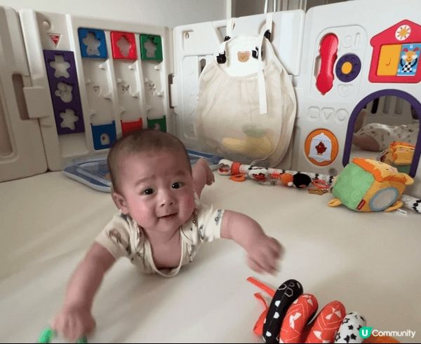 這是日本推出的Nihonikuji嬰兒圍欄，玩具板有豐富的遊...