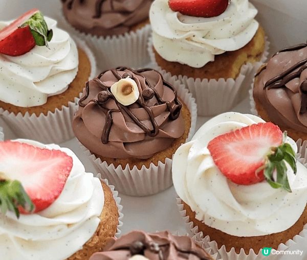 有新年煎的年糕及很多健康版cupcakes