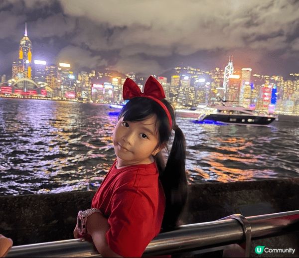 地點是尖沙咀星光大道，美麗的維港夜景映入眼簾。夏日的晚上吹著...
