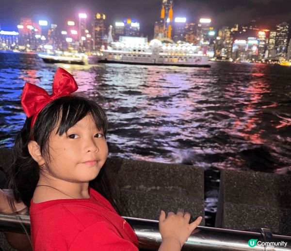 地點是尖沙咀星光大道，美麗的維港夜景映入眼簾。夏日的晚上吹著...