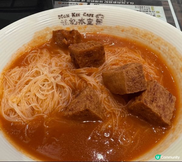 這碗麵食是旺記冰室的招牌菜「特濃蕃茄湯午餐肉粒通粉」湯底以新...