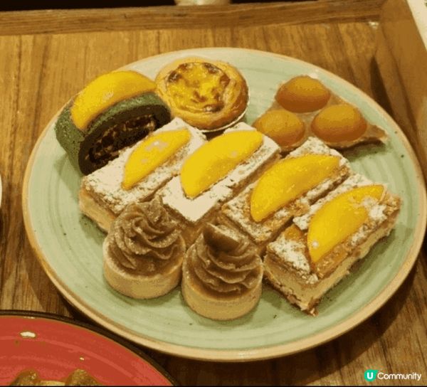 金域假日酒店自助餐的甜品選擇甚多，而很多數都好有水準，而我個...