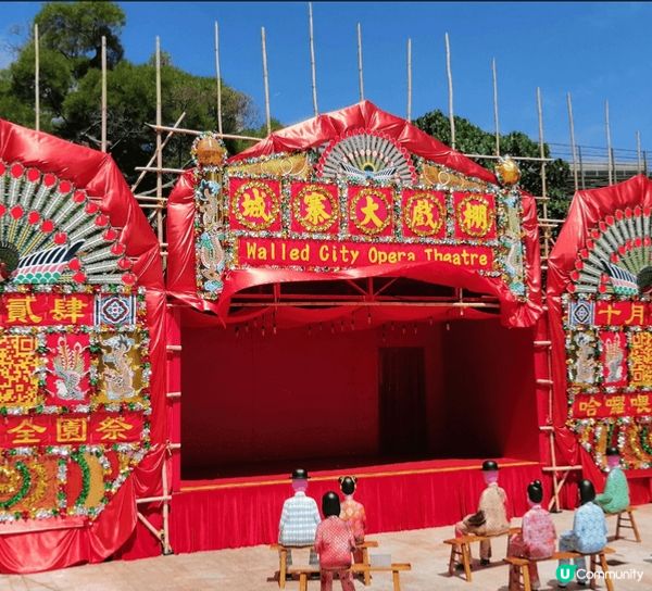 照片展示了香港海洋公園「哈囉喂全園祭」的特色景點與表演舞台。...