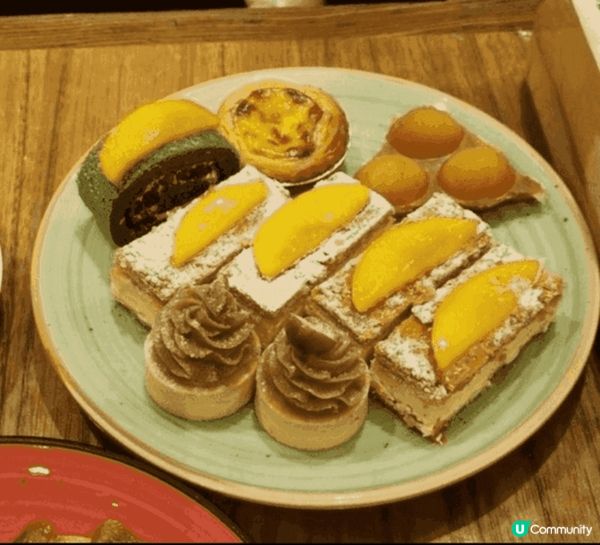 金域假日酒店自助餐的甜品選擇甚多，而很多數都好有水準，而我個...