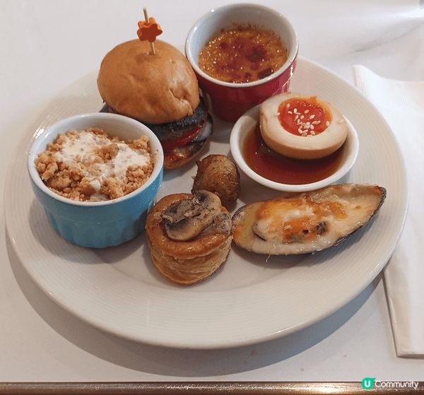 六國酒店上午茶自助餐食物種類豐富，推薦焗青口，味道鮮美。