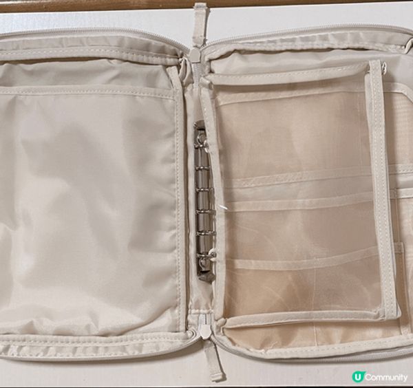 這款無印良品的拉鍊收納袋設計極具巧思，內部配有靈活的活頁夾鏈...