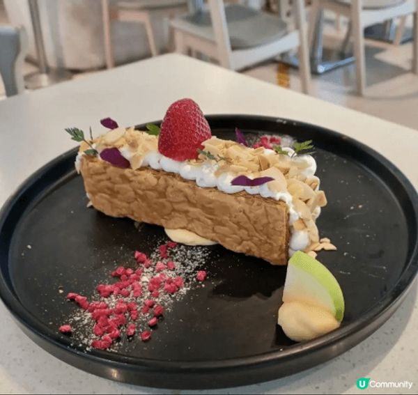 📍 餐廳 HeSheEat 位於港鐵站附近，交通便利，以精緻...
