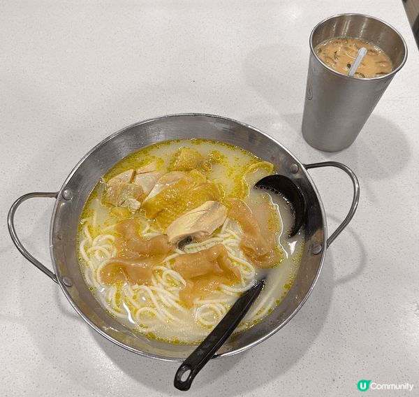 灣仔著名花膠雞湯米線配港式凍奶茶,充滿膠質嘅濃郁湯頭配上嫩滑...