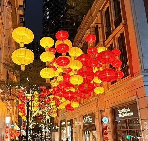 去咗灣仔利東街影相同打卡，尼度掛住滿燈籠，影相打卡效果很美。...