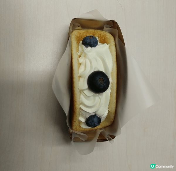 同一日，我吃著兩位同事離職的散水餅。這兩件蛋糕造得簡單而美味...