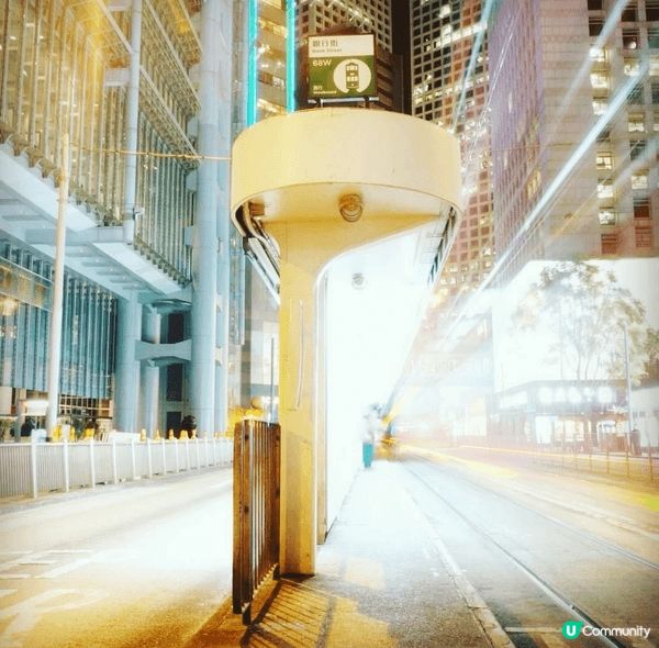 此張照片拍攝於 Bank Street，夜幕下燈光璀璨，高樓...