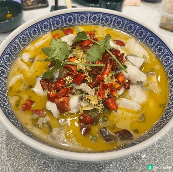 在灣仔中華小館吃了一頓晚宴,有生抄骨、酸菜魚、牛柳、燒鵝皇…...