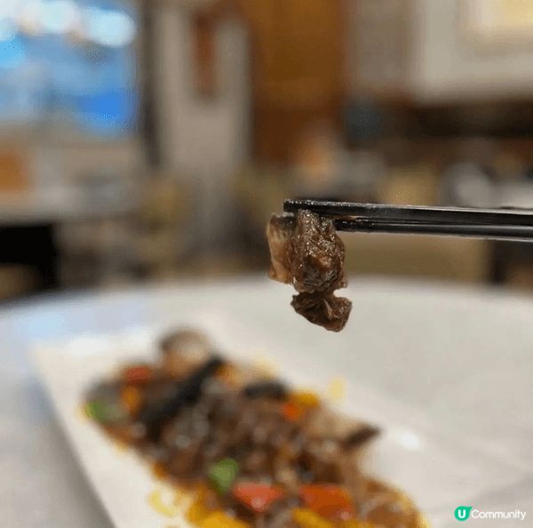在灣仔中華小館吃了一頓晚宴,有生抄骨、酸菜魚、牛柳、燒鵝皇…...